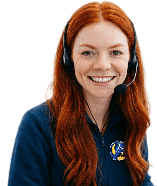 teleoperadora, con microfono y con una sonrisa en un fondo blanco